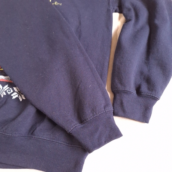 Gildan Home Alone Christmas Heavy Blend Sweatshirt, Large - Picture 4 of 10